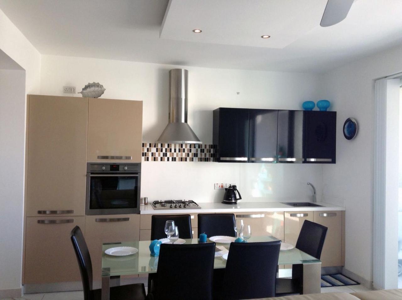 Seafront Apartment With Pool St. Paul's Bay Buitenkant foto