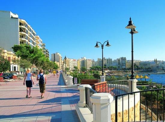 Seafront Apartment With Pool St. Paul's Bay Buitenkant foto