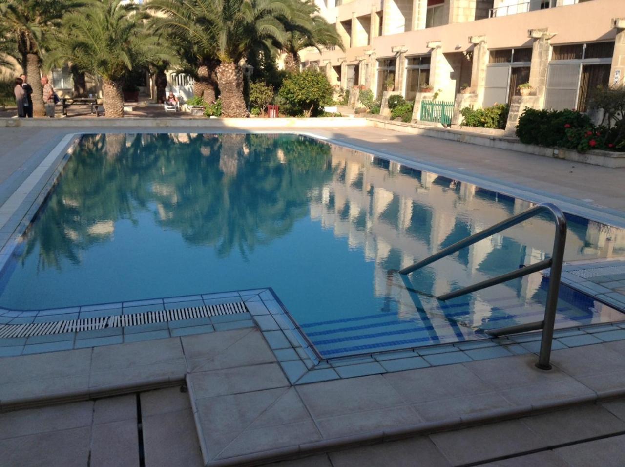 Seafront Apartment With Pool St. Paul's Bay Buitenkant foto
